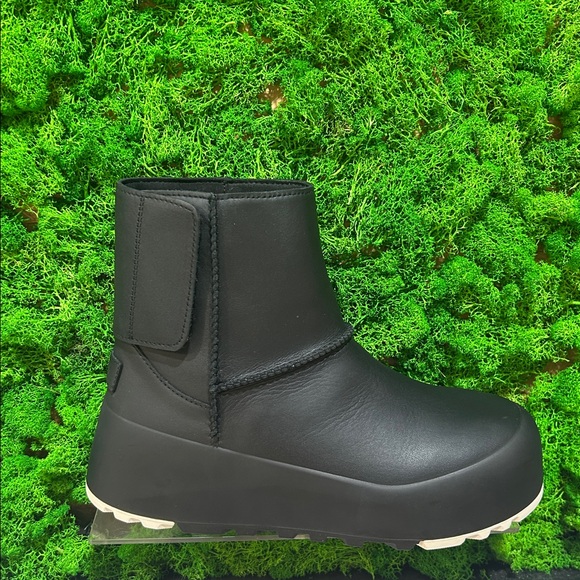 🇨🇦 UGG Women's Classic Leather StreetScape - Picture 7 of 11